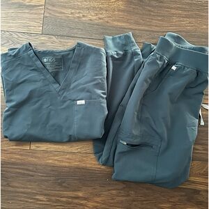 Figs Women’s Catarina Scrub Top/ Zamora High waisted jogger bottoms dark harbor